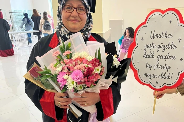 35 yıl sonra eğitim hayatına döndü, üniversite mezuniyetinin sevincini yaşadı