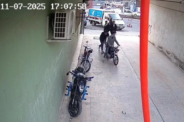 4 kişi bir motosikleti iterek çaldı