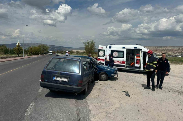 4 kişinin yaralandığı kaza güvenlik kameralarına yansıdı