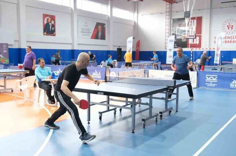 40 Yaş Üstü Masa Tenisi Turnuvası’nda heyecan zirveye çıktı