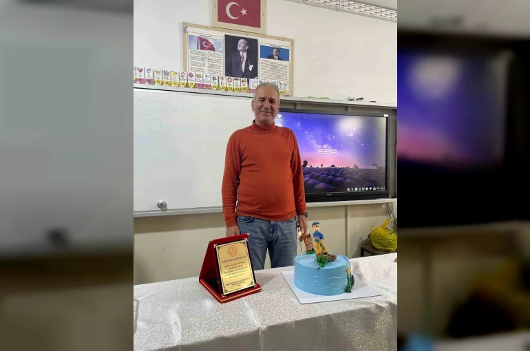 40 yıllık öğretmenlik hayatını güllerle uğurlanarak noktaladı