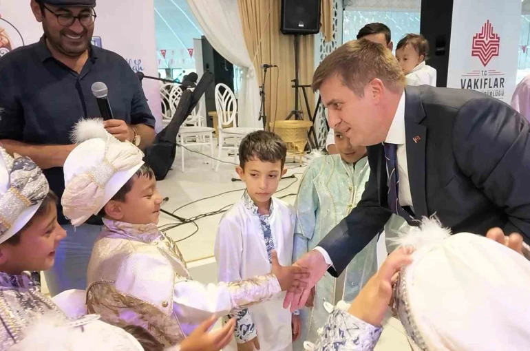 41 çocuğa unutulmaz sünnet şöleni: Tekne turu yapıp, klasik araçlarla şehir turuna çıktılar