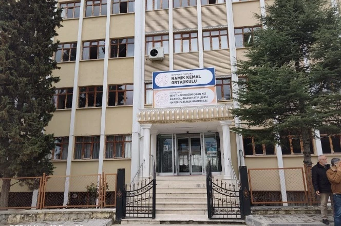 42 yıl 7 ay sonra emekli oldu: Son dersine yıllar önce mezun ettiği öğrencileri katıldı