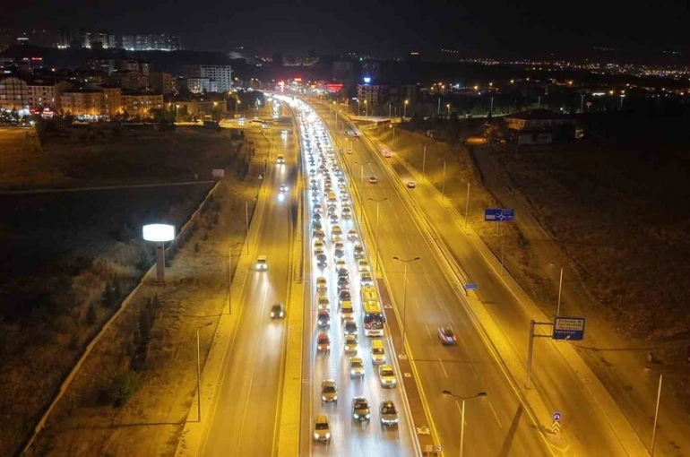 43 ilin geçiş güzergahında hafta sonu trafiği böyle görüntülendi