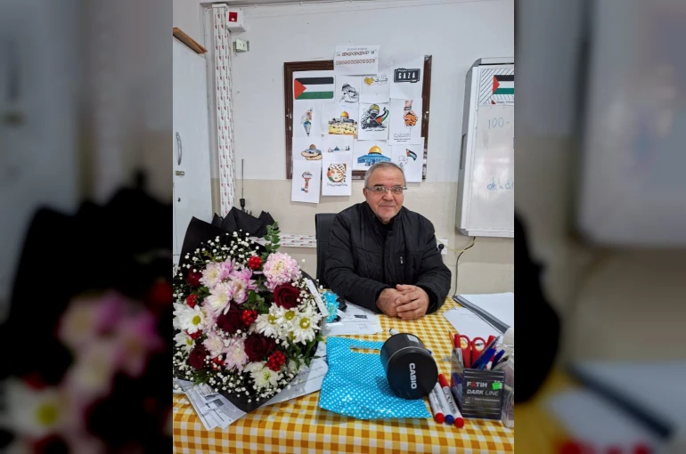 43 yıllık öğretmen, öğrencilerinin alkışları arasında emekliye ayrıldı
