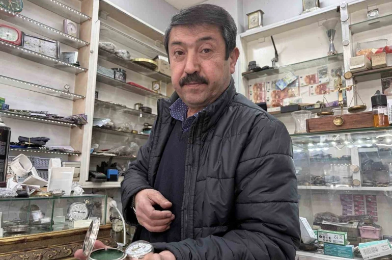 44 yıldır tarihi saatlere ince ayar veriyor