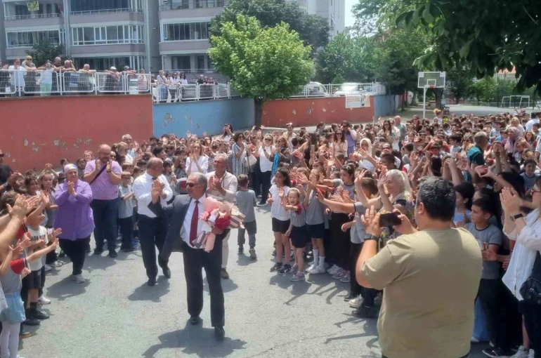 44 Yıllık eğitime adanmış bir hayat: Okul müdürü gözyaşları arasında emekliye ayrıldı 