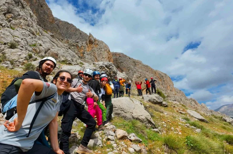 45 sporcu Kemaliye’nin zirvesinde buluştu