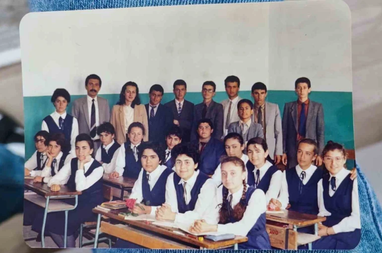 45 yıllık öğretmeni eşinin emeklilik sürprizi gözyaşlarına boğdu 