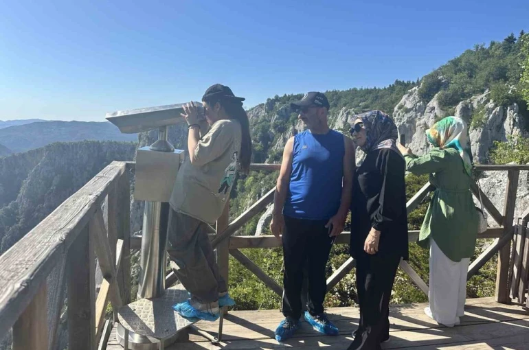 450 metrede adrenalin ve görsel şölen bir arada: Cam teras ziyaretçi akınına uğruyor