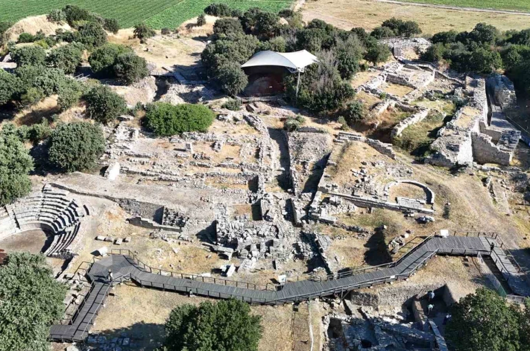 5 bin 600 yıllık medeniyete ev sahipliği yapan Troya Ören Yeri Kazılarında, Troya Savaşı’nın izleri aranıyor