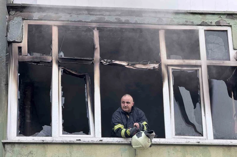 5 katlı apartmanda yangın paniği: 8 kişi itfaiye ekiplerince kurtarıldı