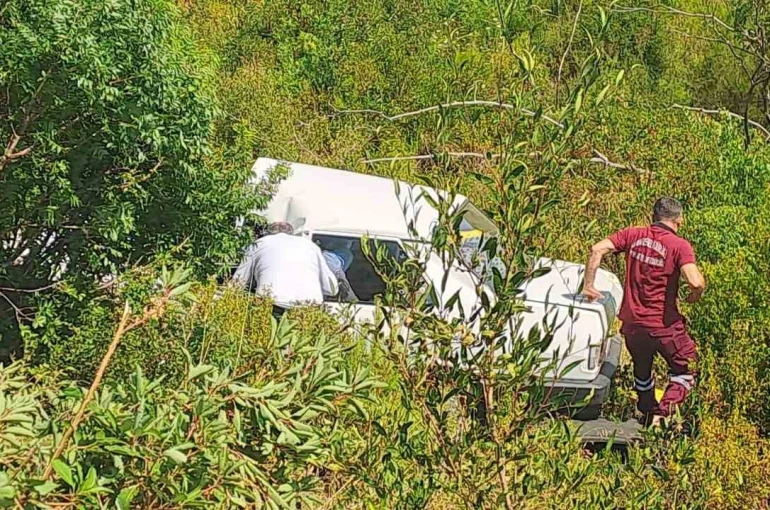 5 metreden şarampole yuvarlanan otomobildeki 2 kişi yaralandı
