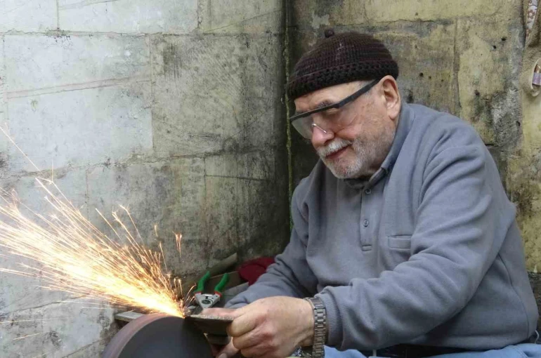 5 metrekarelik dükkanında 67 yıldır bıçakçılık yapıyor