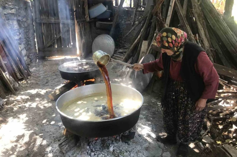 50 kiloluk kazanlarda 1 litre külle kaynatılıyor, kilosu 500 liradan satılıyor