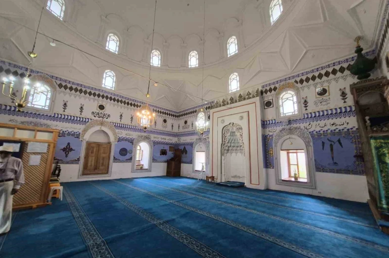 534 yıllık bu cami kıble hassasiyeti ile dikkat çekiyor