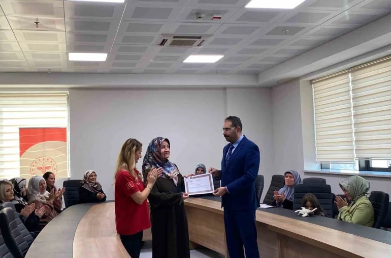 60 yaşında ilk yardım sertifikası aldı
