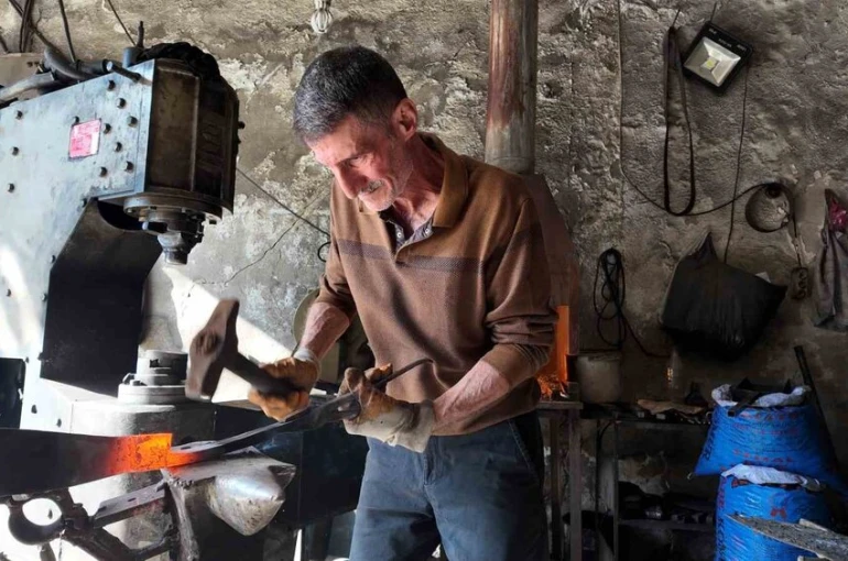 60 yaşındaki usta, 45 yıldır demir dövüyor