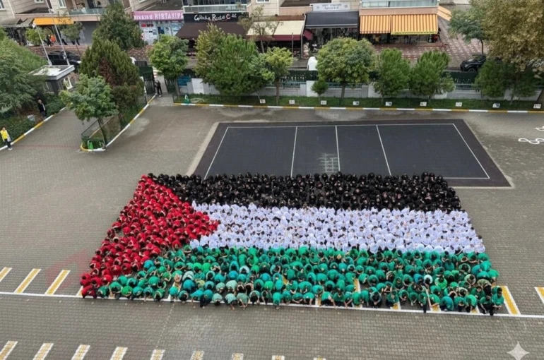 600 öğrenciden Filistin’e dev bayraklı destek