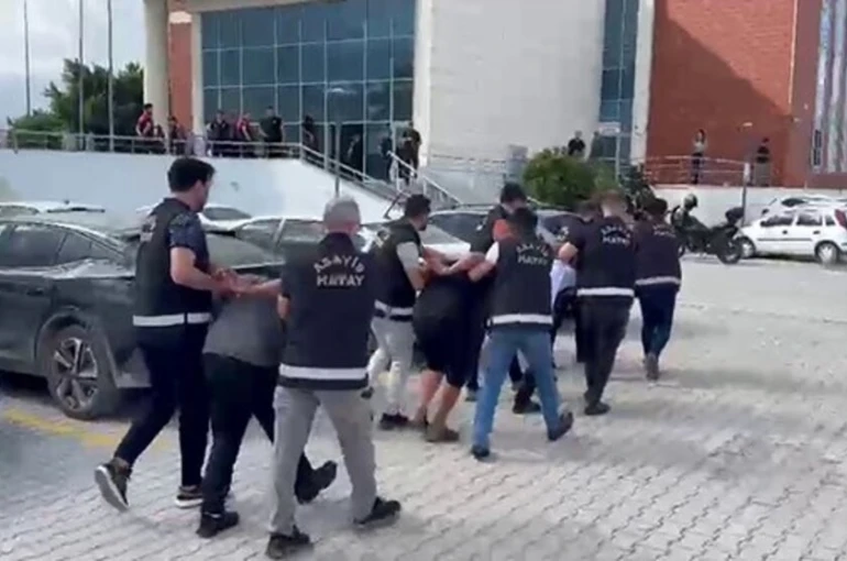 63 yaşındaki kadının pompalı tüfekle öldürüldüğü komşu kavgasına 5 tutuklama