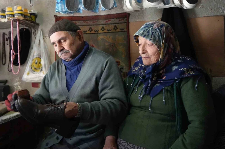 64 yıllık ayakkabı tamircisi, her sabah dükkanını eşiyle açıyor