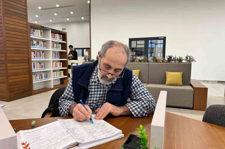 68 yaşında kütüphanede Osmanlıca ve Arapça öğreniyor