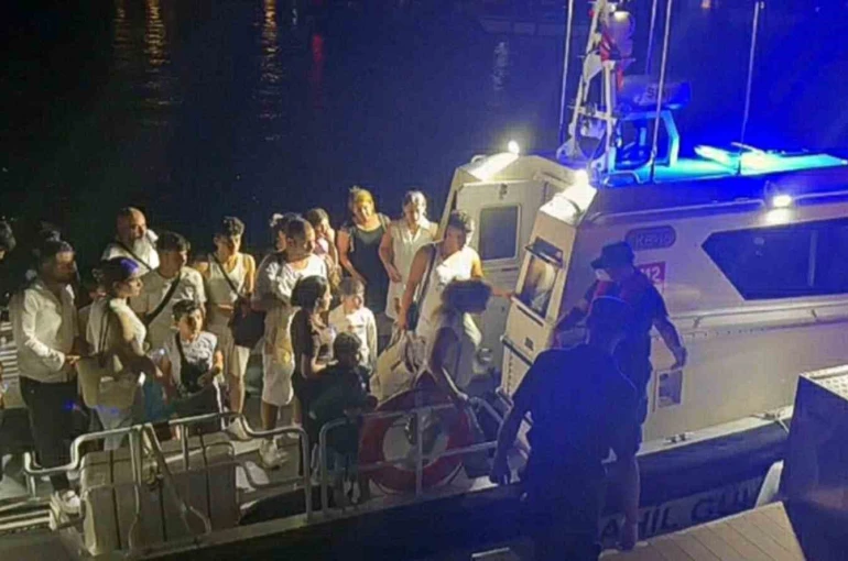 7 göçmen kaçakçısı ile 25 düzensiz göçmen yakalandı