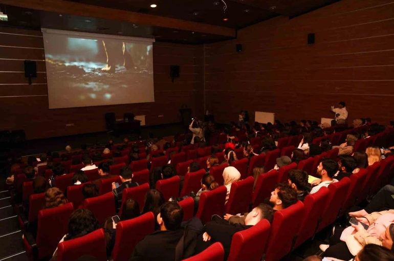 "7 Kemerli Bir Zaman Geçidi" filmi üniversite öğrencileriyle buluştu