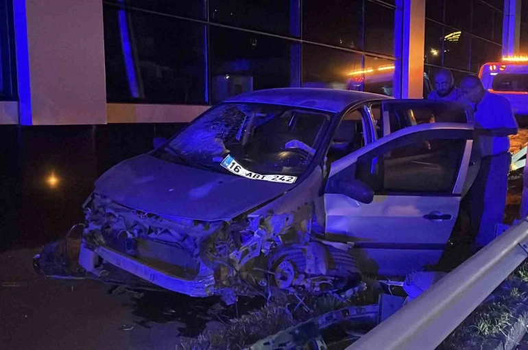 7 saatlik sürüş sonrası uyuyan sürücü kaza yaptı: 2 yaralı