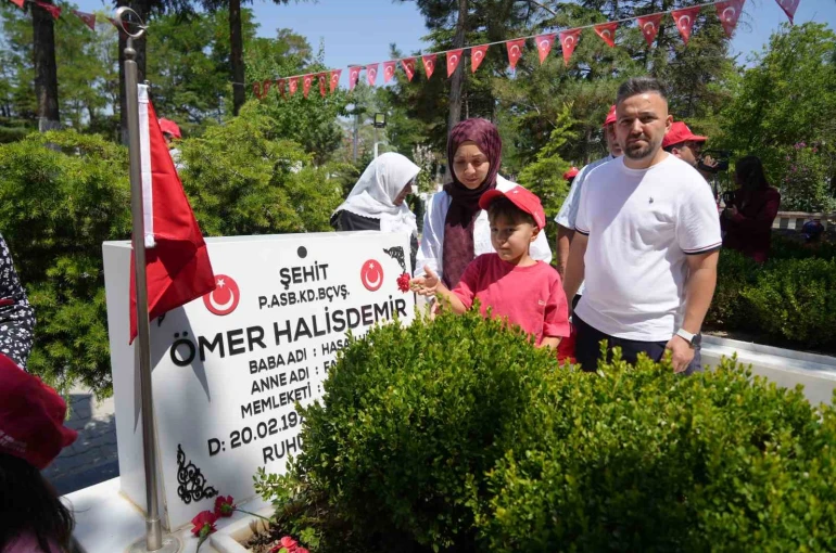 7 yaşındaki Ömer Halis Demir, ismini taşıdığı şehidi ilk kez ziyaret etti