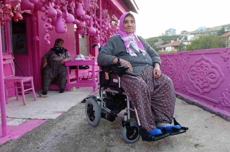 75 yaşına kadar bütün hayatını pembeye boyadı, akülü arabasına gücü yetmedi