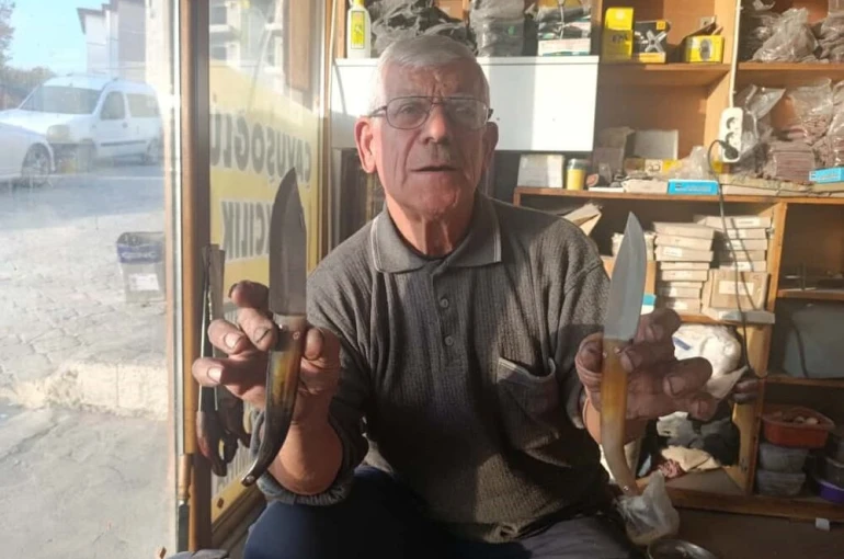 75 yaşındaki usta, baba mesleğini sürdürüyor, el işçiliği koç boynuzu bıçak üretiyor