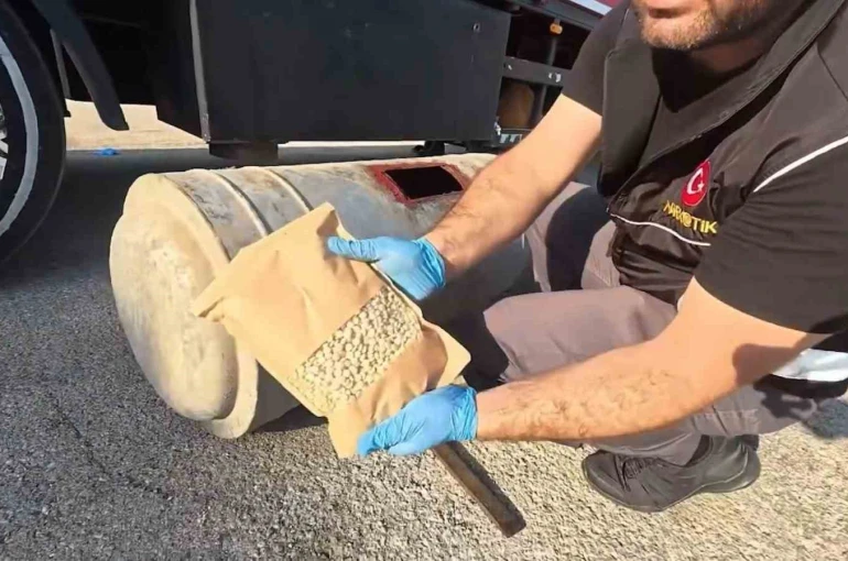 76 ilde düzenlenen operasyonlarda 1 ton 707 kilo uyuşturucu madde ile 2 milyonun üzerinde hap ele geçirildi