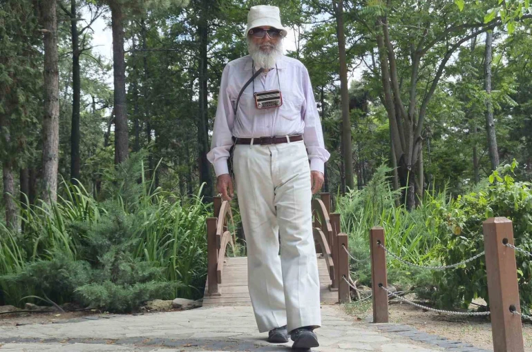 76 yaşındaki Sait dede teknolojiyi reddetti, yol arkadaşı sadece radyosu oldu