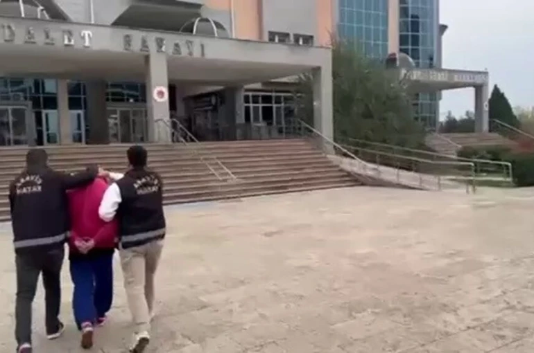 77 yıl hapis cezasıyla aranan firari şahıs, kurye kılığındaki polisin ’Yemek siparişi getirdim’ sözleriyle yakalandı