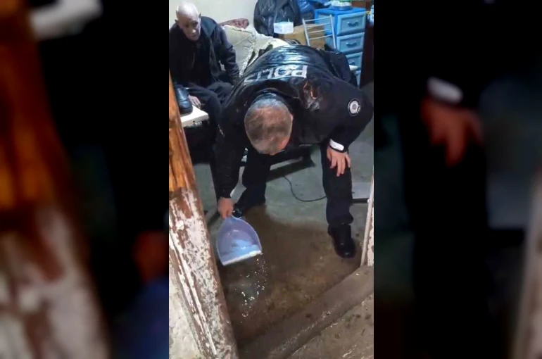 79 yaşındaki adamın evini su bastı, yardımına polis yetişti