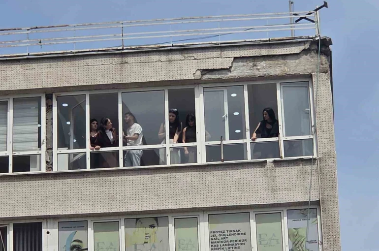 8 katlı iş hanından düşen sıva parçaları 2 kişiyi yaraladı