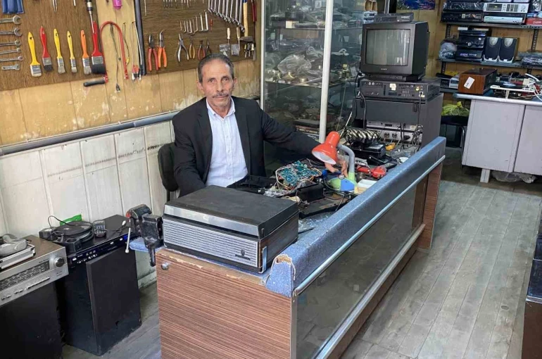80’ler Sokağı’nın zamana direnen son ustası: Yarım asırdır geçmişin sesini onarıyor