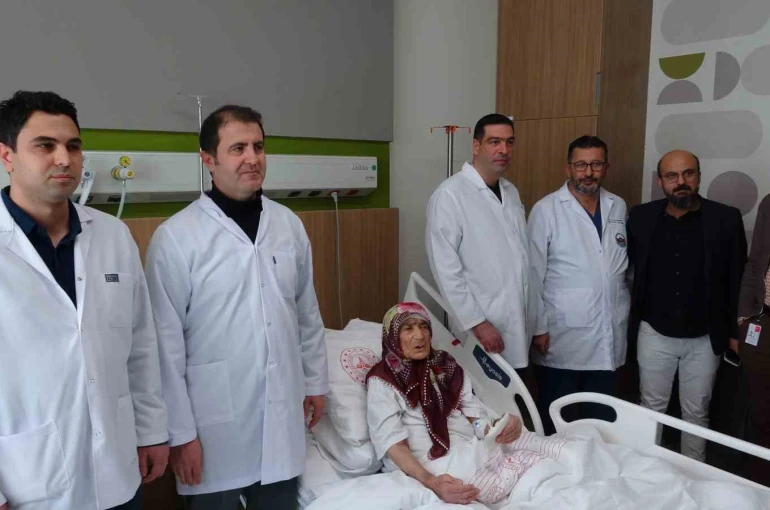 87 yaşındaki hastanın karnından 4,5 kilogramlık tümör çıkarıldı