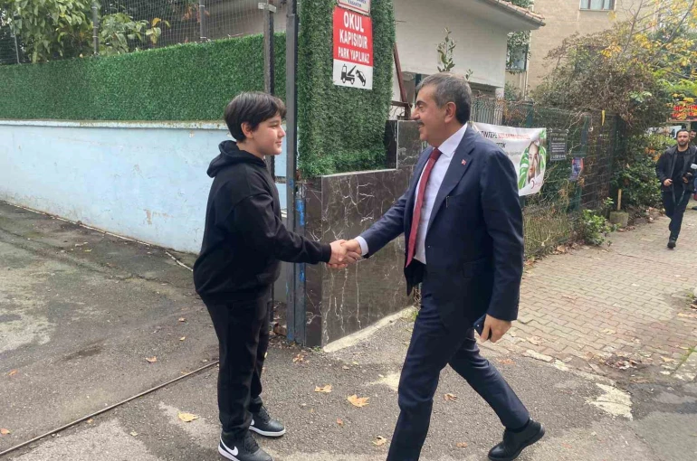 8’inci sınıf öğrencisinin davetine Bakan Tekin’den sürpriz ziyaret