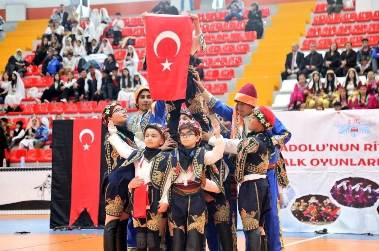 923 öğrenci, 67 ekip, 50 okul: Kars’ta Halk Oyunları Şenliği’nde ter döktü