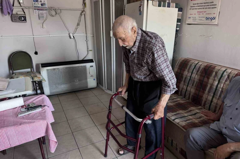 93 yaşında iş yerinde yaşıyor