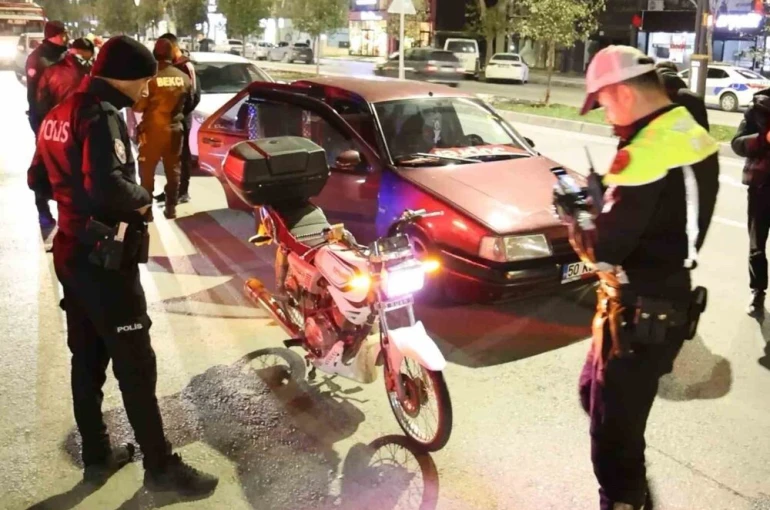 Abartı egzoz ve standart dışı ışıklı motosiklet sürücüsüne 13 bin 776 lira ceza