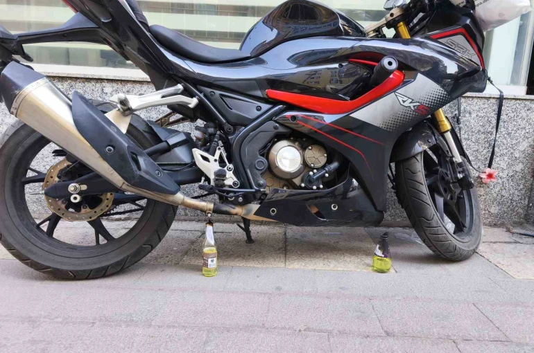 Acemi kundakçı motosikleti yakamadı