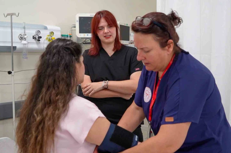 Acil servis hekimi hemşire annesiyle birlikte omuz omuza hayat kurtarıyor