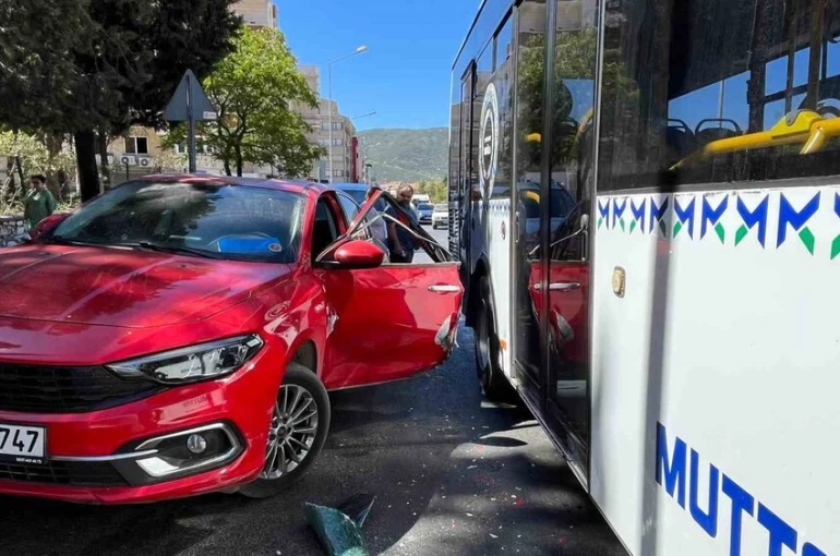Açtığı kapıya belediye otobüsü çarptı