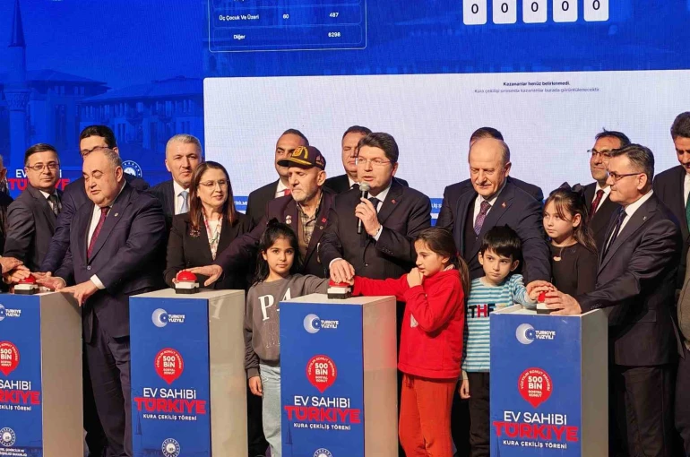 Adalet Bakanı Yılmaz Tunç, memleketinde TOKİ kurasına katıldı