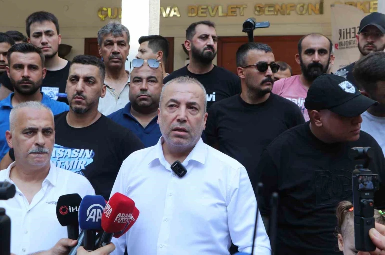 Adana Demirspor taraftarı bariyeri yıkıp belediyeye girmeye çalıştı 