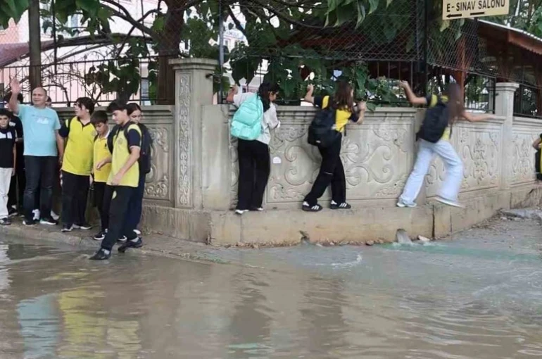 Adana Kozan’da fırtına ve yağmur etkili oldu