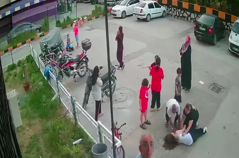 Adana’da 12. kattan düşen kız çocuğu hayata tutundu: Düşme anı kamerada